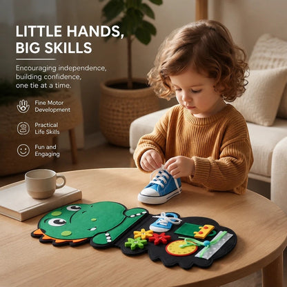 Enfant jouant avec un livre d'activités en feutrine PetitPas Éveil pour développer la motricité fine et les compétences